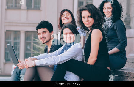 Porträt einer Gruppe von Studenten sitzen vor der Univers Stockfoto