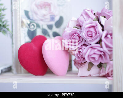 Weiß Kamin im Innenraum mit Dekorationen und dekorative Elemente am Valentinstag Stockfoto