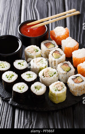 Satz von frisch zubereiteten Brötchen mit verschiedenen Füllungen close-up mit Soßen auf einem Stein board. Vertikale Stockfoto