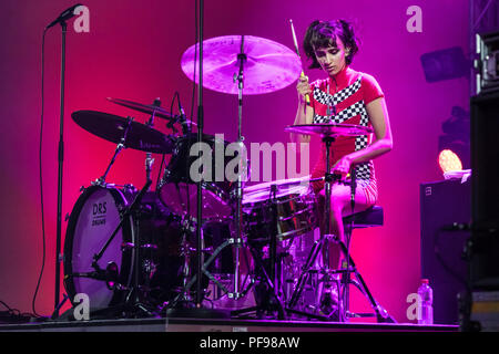 Nataja Lachmi, Trommeln, von der Dänischen Rockband Velvet Band live am 26. Blue Balls Festival in Luzern, Schweiz Stockfoto