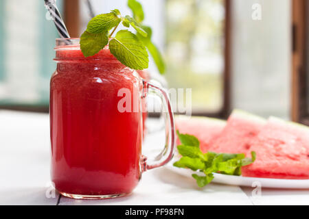Leckere frische leckere Wassermelone trinken Smoothie. Wassermelone Getränk im Glas Becher Stockfoto