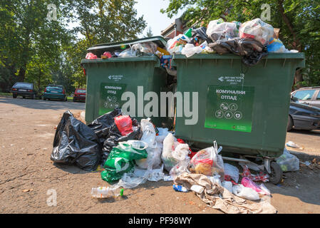 NOVI SAD, Serbien - 18. AUGUST 2018: Kommunaler Festmüll oder kommunalen Müll ist überfüllt Container in Novi Sad an Wochenenden, illustrative bearbeiten Stockfoto