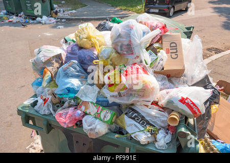 NOVI SAD, Serbien - 18. AUGUST 2018: Kommunaler Festmüll oder kommunalen Müll ist überfüllt Container in Novi Sad an Wochenenden, illustrative bearbeiten Stockfoto