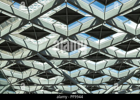 Dach Detail der Hauptbahnhof von Den Haag, Den Haag Centraal, Südholland, Niederlande. Die Raute Zahlen miteinander verbunden sind. Stockfoto