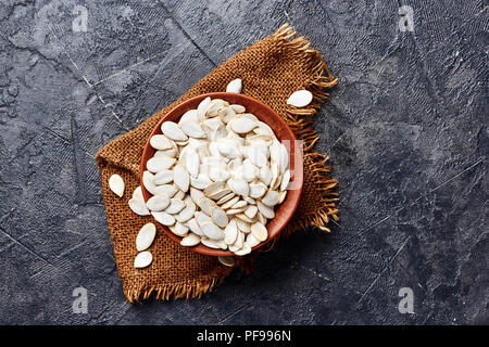 Rohe Kürbis Samen auf schwarzem Hintergrund. Ansicht von oben. Stockfoto