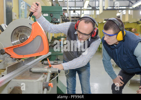 Junge Mann in der Fabrik gezeigt wird, Kreissäge Stockfoto