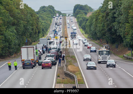Autobahn geschlossen mit queuing Verkehr und die Leute aus ihren Autos auf der Autobahn A1, Ausfahrt 7 Richtung Süden in Hertfordshire Stockfoto