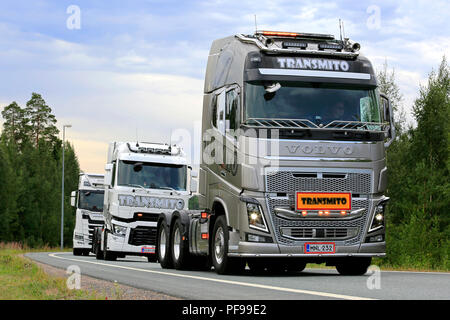 LEMPAALA, Finnland - 9. AUGUST 2018: Volvo FH und Renault T Lkw Transmito im Konvoi zu Power Truck Show 2018, Finnland. Stockfoto