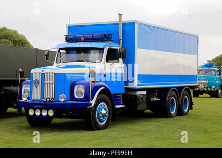 ALAHARMA, Finnland - 10 AUGUST, 2018: Blau und Weiß classic Scania Vabis110 jahr 1970 Lkw mit J, M und M Ouni angezeigt auf Power Truck Show 2018. Stockfoto