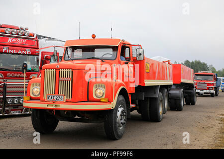 ALAHARMA, Finnland - 10 AUGUST 2018: Scania 111 und andere klassische Fahrzeuge kommen auf Power Truck Show 2018 in den Morgen. Stockfoto