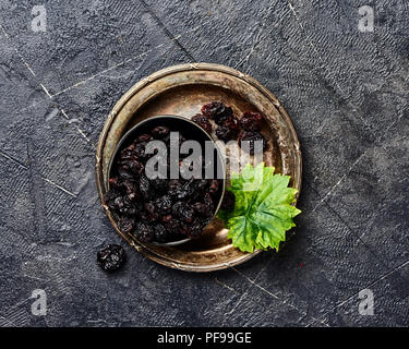 Getrocknete cherry in der Schüssel auf schwarzem Hintergrund. Blick von oben auf die Beeren. Stockfoto