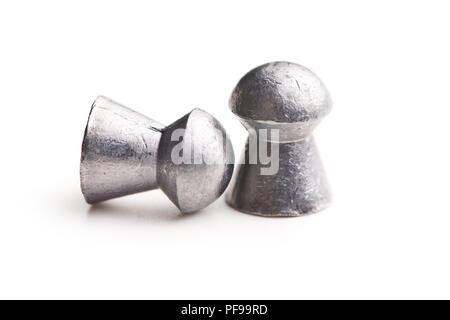 Führen Luftgewehrkugeln auf weißem Hintergrund. Stockfoto