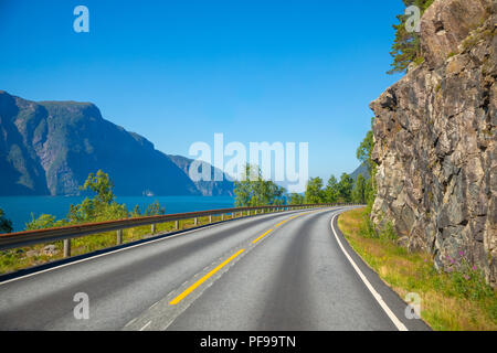 Malerische Berg Straße im Sommer Tag Fjord, Norwegen Stockfoto