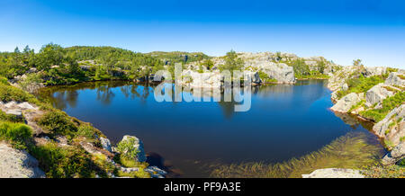 See auf dem Wanderweg zum Preikestolen Klippe, Lysefjord, Norwegen Stockfoto