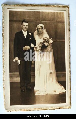 Sozialgeschichte - Schwarz und Weiß alte Foto, Braut und Bräutigam an ihrer Hochzeit - 1934 Stockfoto