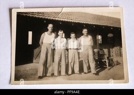 Sozialgeschichte - Schwarz und Weiß alte Foto, 4 Männer Foto posieren, eventuell bei der Arbeit, alle tragen Jacken und Hosen 1930s Stockfoto