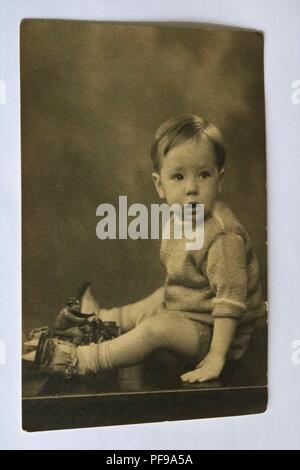 Sozialgeschichte - Schwarz und Weiß alte Foto, ein Porträt eines Jungen tragen, Tank Top, Shorts und Sandalen - 1930 s Stockfoto