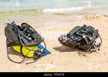 Ausstattung eines Scuba Diver, ein Sauerstoff Ballon liegt am Strand. Tauchen, Ausrüstung, Flossen, Luftballons, Masken Stockfoto