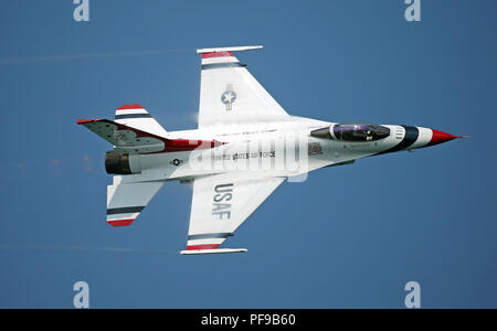 Eine F-16 Fighting Falcon mit der US Air Force Thunderbirds pilotiert von großen Whit Collins führt eine hohe Geschwindigkeit Pass während des Chicago Air Show 2018 Stockfoto