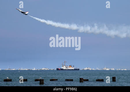 Eine F-16 Fighting Falcon mit der US Air Force Thunderbirds führt während des Chicago Air 2018 und Wasser Show in Chicago, Illinois, United States Stockfoto