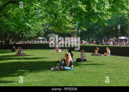 Helsinki Espanadi Park, Blick auf die jungen Menschen an einem sommerlichen Nachmittag im Esplanade Park im Zentrum von Helsinki, Finnland. Stockfoto