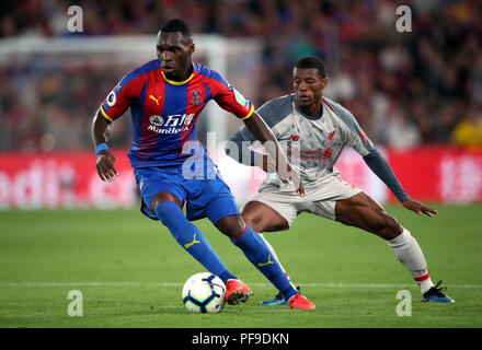 Crystal Palace Christian Benteke (links) und Liverpools Georginio Wijnaldum während der Premier League Spiel im Selhurst Park, London. Stockfoto