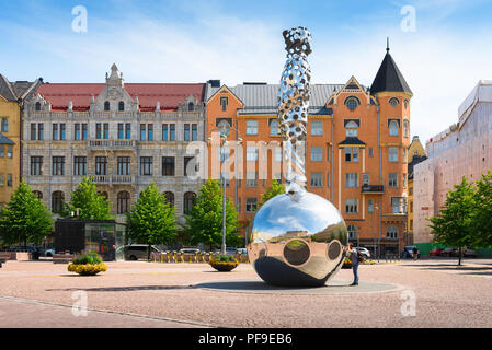 Finnland, Helsinki Architektur des Jugendstils gestalteten Gebäuden und die riesigen Stahl Lichtbringer-titel Denkmal in Kasarmitori Square in Helsinki gelegen. Stockfoto