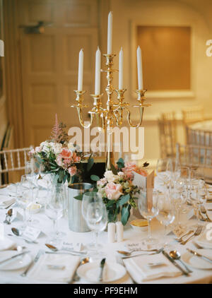 In der Nähe von Gold Kandelaber auf Hochzeit Frühstückstisch Stockfoto