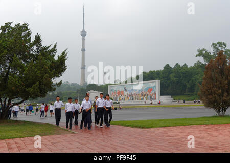 Nordkoreanische Schulkinder nach Hause nach dem Besuch des Zirkus, Pjöngjang Stockfoto