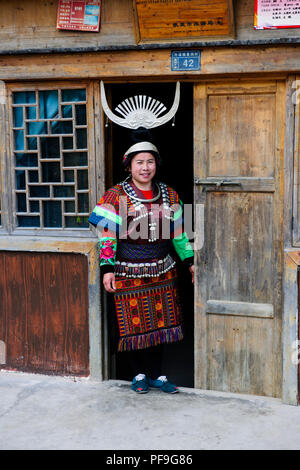 Handwerk, Imbroidery sowie Papier, Dorfleben, alte Häuser, Quingman Shiqiao Miao Miao Dorf, Dorf, Guizhou, VR China, Volksrepublik China, China Stockfoto