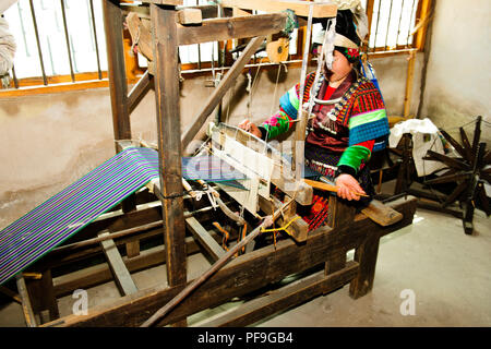 Handwerk, Imbroidery sowie Papier, Dorfleben, alte Häuser, Quingman Shiqiao Miao Miao Dorf, Dorf, Guizhou, VR China, Volksrepublik China, China Stockfoto