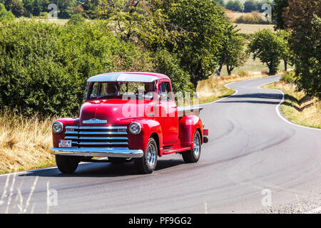 Chevrolet Pick Up (1950), Oldtimer Auto laufen auf einer Landstraße, Tschechische Republik Stockfoto