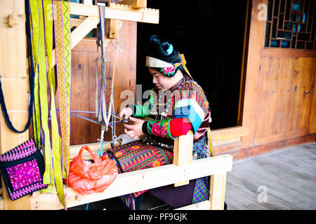 Handwerk, Imbroidery sowie Papier, Dorfleben, alte Häuser, Quingman Shiqiao Miao Miao Dorf, Dorf, Guizhou, VR China, Volksrepublik China, China Stockfoto