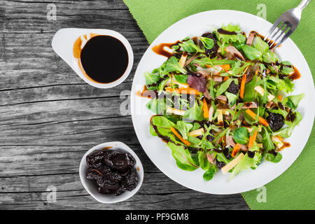 Gemischter Salat, Spinat, Möhren, Schinken, Käse und Pflaumen Salat, Draufsicht Stockfoto