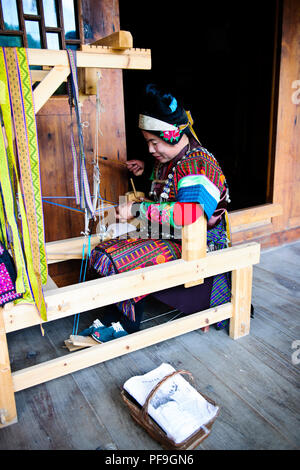 Handwerk, Imbroidery sowie Papier, Dorfleben, alte Häuser, Quingman Shiqiao Miao Miao Dorf, Dorf, Guizhou, VR China, Volksrepublik China, China Stockfoto