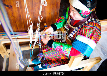 Handwerk, Imbroidery sowie Papier, Dorfleben, alte Häuser, Quingman Shiqiao Miao Miao Dorf, Dorf, Guizhou, VR China, Volksrepublik China, China Stockfoto