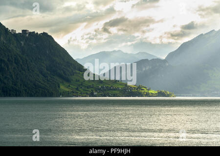 Blick auf den Vierwaldstättersee am Abend, von Weggis, Schweiz gesehen. Pilatus Berg auf der rechten Seite. Stockfoto