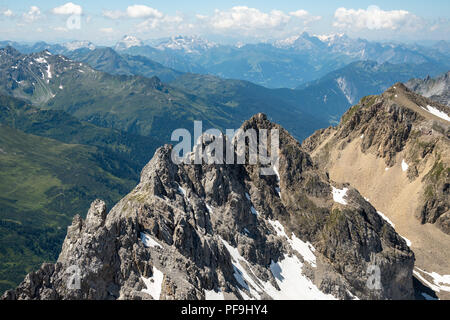 Österreichischen Alpen. Blick vom Berg Valluga in St. Anton am Arlberg, im Sommer. Stockfoto