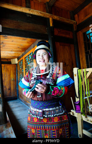 Handwerk, Imbroidery sowie Papier, Dorfleben, alte Häuser, Quingman Shiqiao Miao Miao Dorf, Dorf, Guizhou, VR China, Volksrepublik China, China Stockfoto