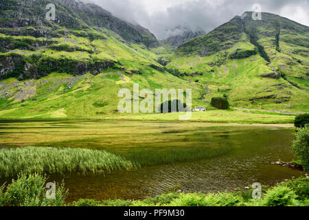 Achnambeithach Cottage auf dem Loch Achtriochtan unter Aonach Dubh Wasserfall und trübte Bidean nam Bian berge Glen Coe tal Schottland Großbritannien Stockfoto