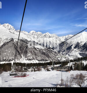 Sessellift und Skipiste in schneereichen Winter Berge in Nizza Sonne Tag. Kaukasus Berge. Hatsvali, Swaneti Region Georgiens. Quadratisches Bild. Stockfoto