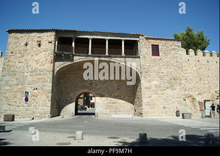 Spanien, der mittelalterlichen Stadt Avila im Norden von Madrid. Ein Tor in die Altstadt Stockfoto