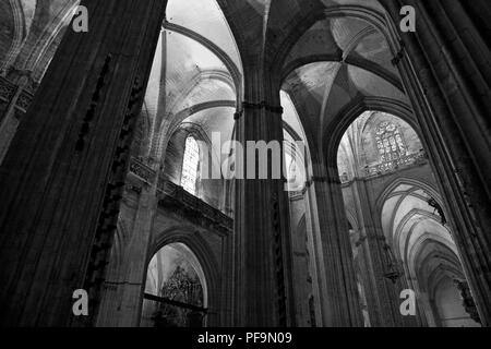 Teil des gewaltigen Kirchenschiff der Catedral de Santa María de la Sede. Sevilla, Spanien: die größte gotische Kirche der Welt. Schwarz und Weiss Stockfoto