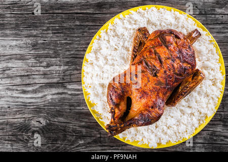 Gebratene ganze Ente in Honig Senf Soja Glasur mit Reis, close-up Stockfoto