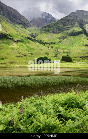 Achnambeithach Cottage auf dem Loch Achtriochtan unter Aonach Dubh Wasserfall und Bidean nam Bian berge Glen Coe tal Schottland Großbritannien Stockfoto