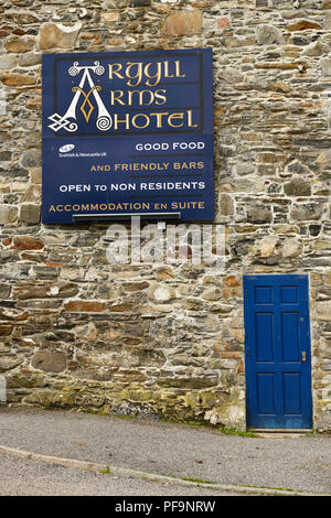 Steinmauer von Argyll Arms Hotel mit blauen Zeichen öffnen Bewohner in Bunessan auf Mull Schottland Großbritannien zu nicht Stockfoto