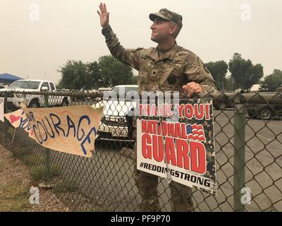 Kalifornien Army National Guard Spc Justin C Pfeiler der 870th Military Police Company, 185 Military Police Battalion, 49th Military Police Brigade, reagiert auf Bewohner schreien 'Vielen Dank', wie Sie die Incident command post Juli 30 in Anderson, Kalifornien, wo die Cal-Guard für die Carr Feuer, 31. Juli 2018 arbeitet. Mit freundlicher Staff Sgt. Edward Siguenza / Kalifornien Nationalgarde. () Stockfoto