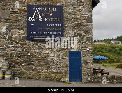 Steinmauer von Argyll Arms Hotel mit blauen Zeichen öffnen Bewohner und Bierfässer in Bunessan auf Mull Schottland Großbritannien zu nicht Stockfoto