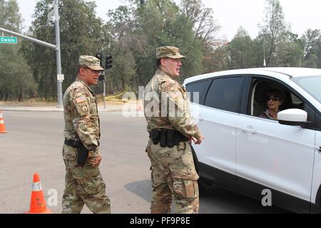 Military Police aus dem kalifornischen Army National Guard unterstützt die Strafverfolgungsbehörden Ende Juli in Redding, Kalifornien, nach dem Carr Feuer ausbrach und zerstörte 500 Strukturen und torched fast 50 000 Hektar innerhalb einer Woche, 29. Juli 2018. Mit freundlicher Staff Sgt. Edward Siguenza / Kalifornien Nationalgarde. () Stockfoto