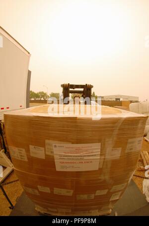 US-Armee SPC Salbei Manson der 649th Engineer Company, 578th Engineer Battalion, 49th Military Police Brigade, Oklahoma Army National Guard, verwendet einen Gabelstapler eine Palette voll von Lieferungen an eine Ladefläche am Redding Municipal Airport, Shasta County, Kalifornien zu bewegen; Lieferungen von der Federal Emergency Management Agency (FEMA) rollte in den Bereich für die Bewohner, die durch zu spät - der Juli Carr Feuer, 29. Juli 2018 betroffen. Mit freundlicher Staff Sgt. Edward Siguenza / Kalifornien Nationalgarde. () Stockfoto